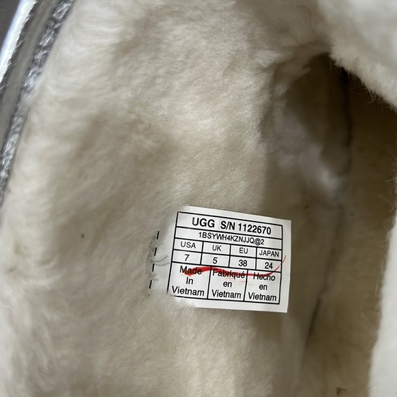 New UGG Silver Classic Mini Zip Logo Shine Boots - Picture 11 of 11